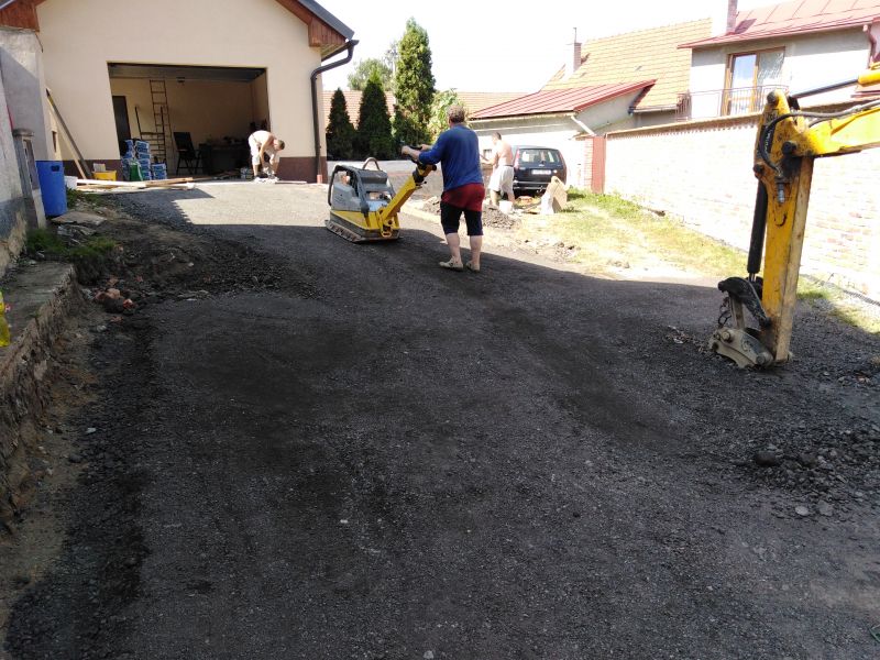 Oprava příjezdové cesty asfaltovým recyklátem